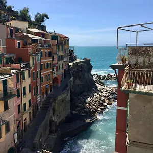 sara-apartment-comfort-and-lateral-sea-view.hotelitalianriviera.com/